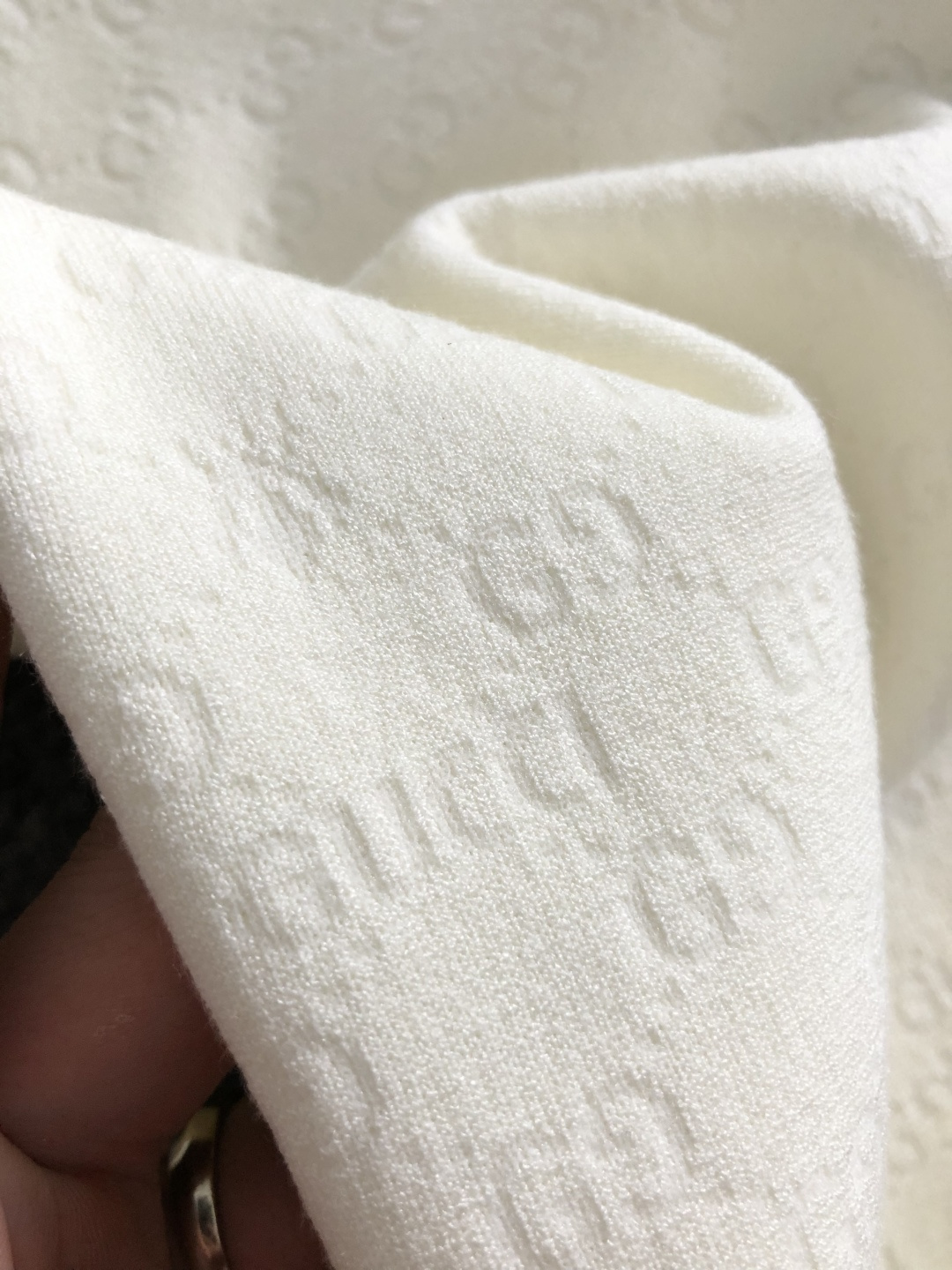 Gucc*尺码M-xxxl 属性 2026秋冬羊毛衫 成分 羊毛衫 工艺 以袖口撞色字母提花全幅双G提花工艺为视觉主调，