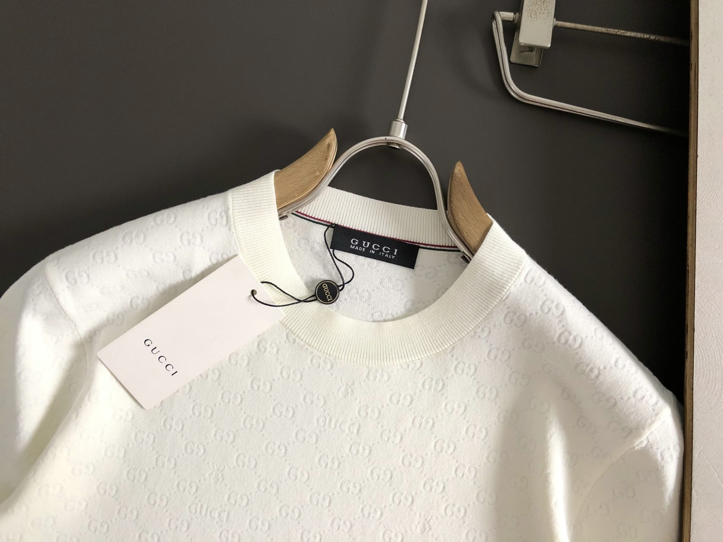 Gucc*尺码M-xxxl 属性 2026秋冬羊毛衫 成分 羊毛衫 工艺 以袖口撞色字母提花全幅双G提花工艺为视觉主调，
