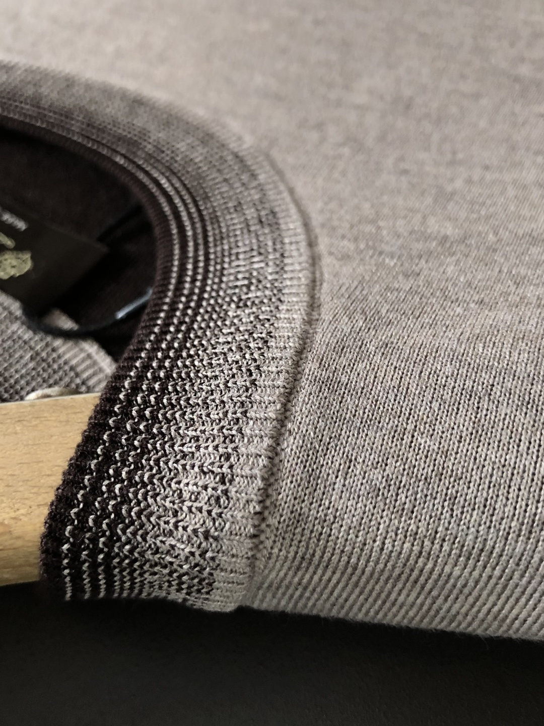 Loro piana*尺码M-xxxl 属性 2026秋冬羊毛衫 成分 羊毛衫 工艺 以领口渐变纯色百搭经典款袖口撞色提 Loro piana*尺码M-xxxl 属性 2026秋冬羊毛衫 成分 羊毛衫 工艺 以领口渐变纯色百搭经典款袖口撞色提