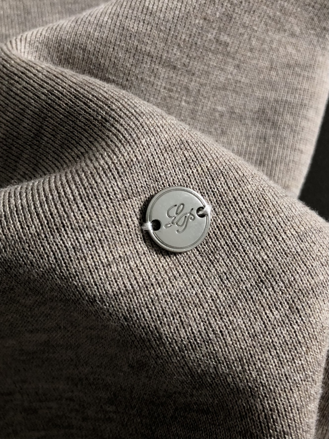 Loro piana*尺码M-xxxl 属性 2026秋冬羊毛衫 成分 羊毛衫 工艺 以领口渐变纯色百搭经典款袖口撞色提 Loro piana*尺码M-xxxl 属性 2026秋冬羊毛衫 成分 羊毛衫 工艺 以领口渐变纯色百搭经典款袖口撞色提