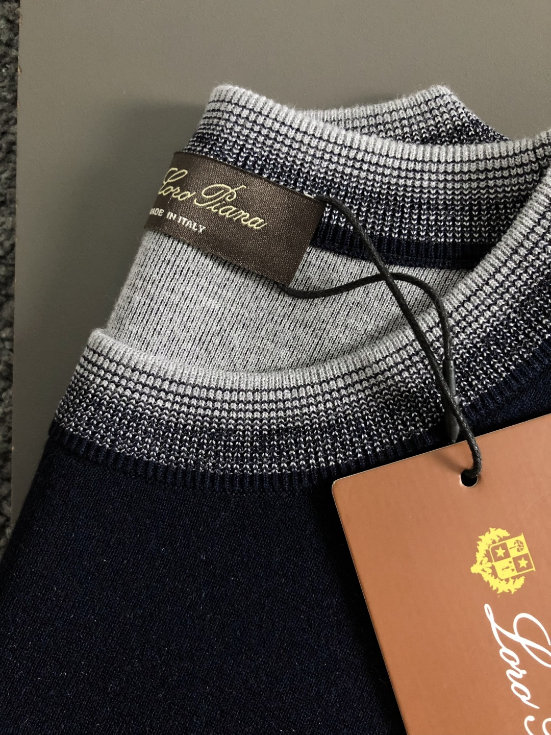 Loro piana*尺码M-xxxl 属性 2026秋冬羊毛衫 成分 羊毛衫 工艺 以领口渐变纯色百搭经典款袖口撞色提
