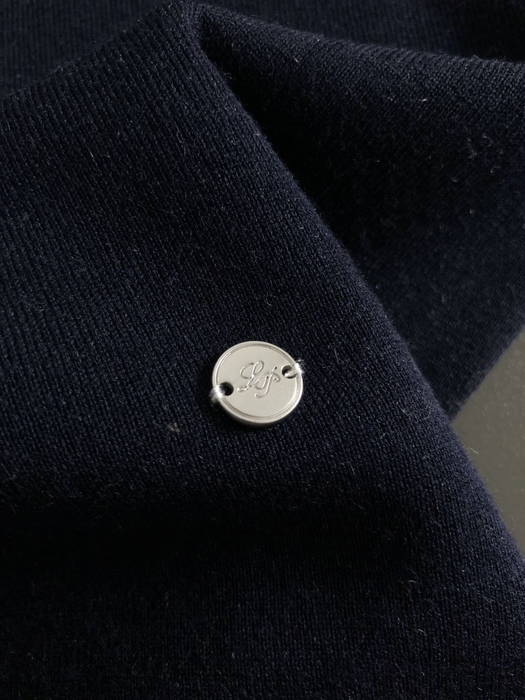Loro piana*尺码M-xxxl 属性 2026秋冬羊毛衫 成分 羊毛衫 工艺 以领口渐变纯色百搭经典款袖口撞色提