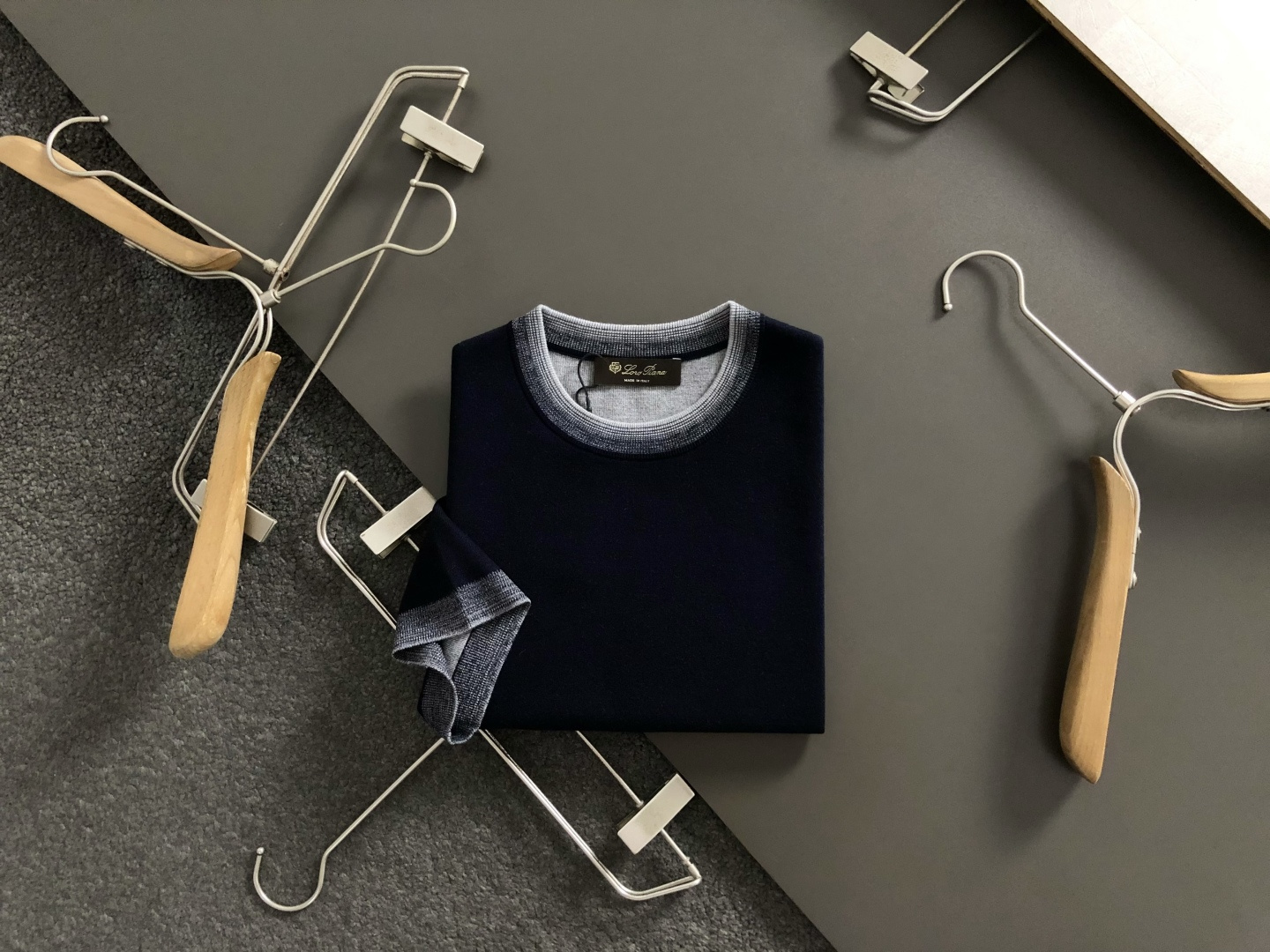 Loro piana*尺码M-xxxl 属性 2026秋冬羊毛衫 成分 羊毛衫 工艺 以领口渐变纯色百搭经典款袖口撞色提