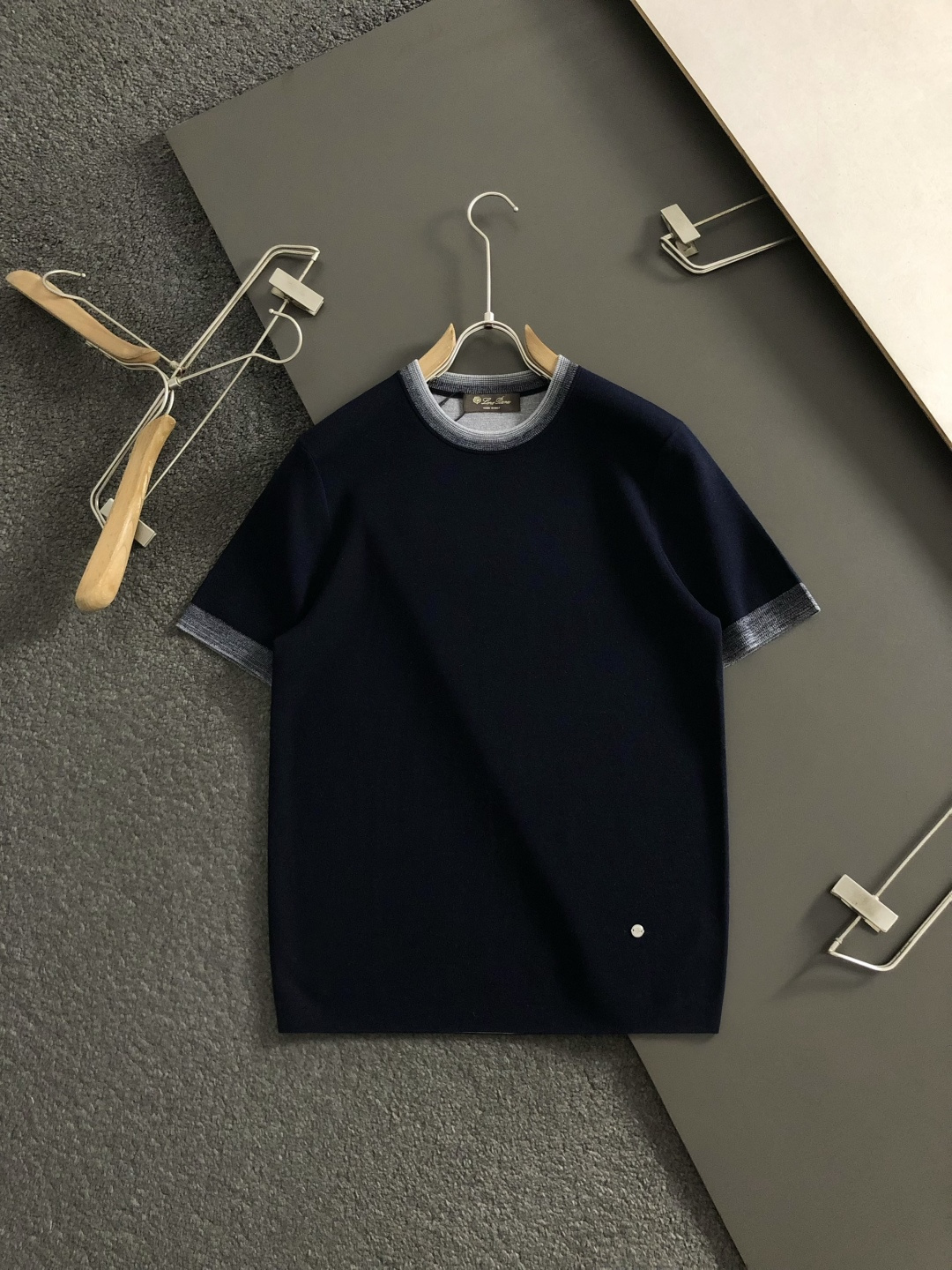 Loro piana*尺码M-xxxl 属性 2026秋冬羊毛衫 成分 羊毛衫 工艺 以领口渐变纯色百搭经典款袖口撞色提