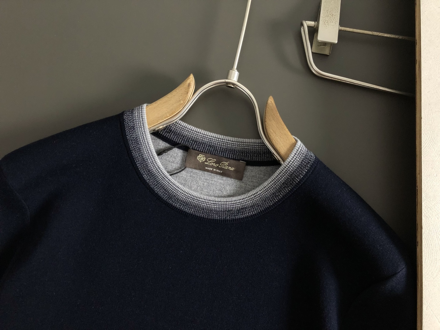 Loro piana*尺码M-xxxl 属性 2026秋冬羊毛衫 成分 羊毛衫 工艺 以领口渐变纯色百搭经典款袖口撞色提