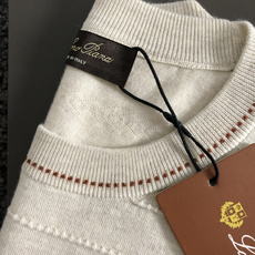 Loro piana*尺码M-xxxl 属性 2026秋冬羊毛衫 成分 羊毛衫 工艺 以老钱风条纹针法打造领口咖色线条点 Loro piana*尺码M-xxxl 属性 2026秋冬羊毛衫 成分 羊毛衫 工艺 以老钱风条纹针法打造领口咖色线条点