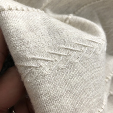 Loro piana*尺码M-xxxl 属性 2026秋冬羊毛衫 成分 羊毛衫 工艺 以老钱风条纹针法打造领口咖色线条点 Loro piana*尺码M-xxxl 属性 2026秋冬羊毛衫 成分 羊毛衫 工艺 以老钱风条纹针法打造领口咖色线条点