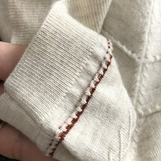 Loro piana*尺码M-xxxl 属性 2026秋冬羊毛衫 成分 羊毛衫 工艺 以老钱风条纹针法打造领口咖色线条点 Loro piana*尺码M-xxxl 属性 2026秋冬羊毛衫 成分 羊毛衫 工艺 以老钱风条纹针法打造领口咖色线条点