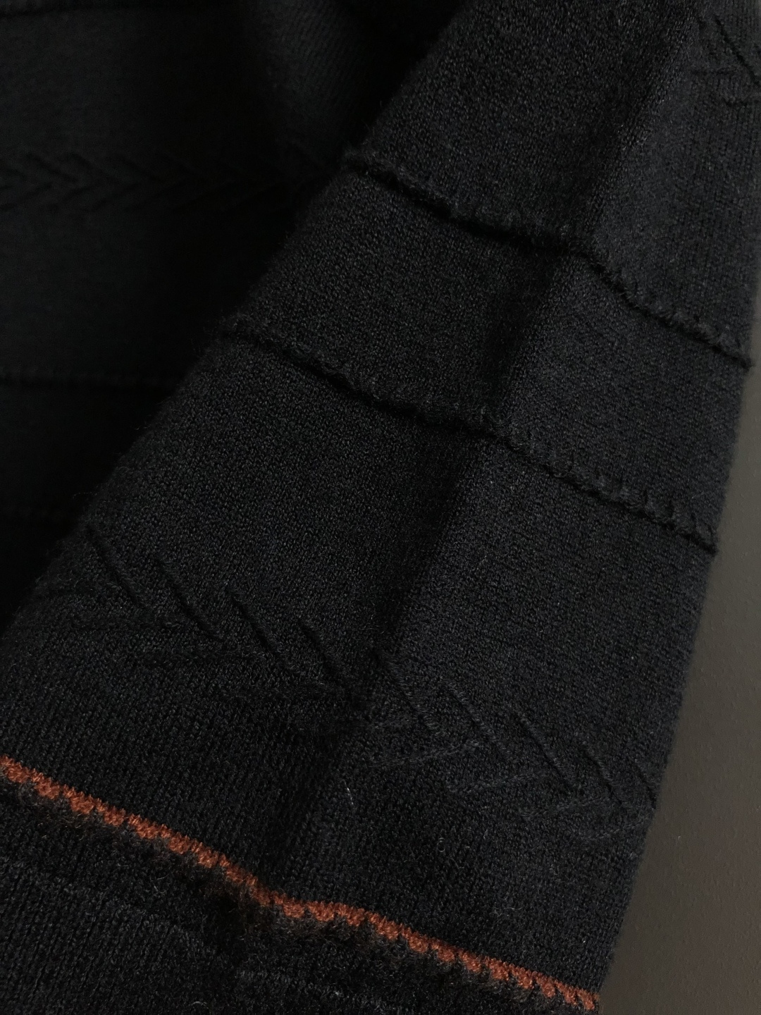 Loro piana*尺码M-xxxl 属性 2026秋冬羊毛衫 成分 羊毛衫 工艺 以老钱风条纹针法打造领口咖色线条点 Loro piana*尺码M-xxxl 属性 2026秋冬羊毛衫 成分 羊毛衫 工艺 以老钱风条纹针法打造领口咖色线条点