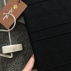 Loro piana*尺码M-xxxl 属性 2026秋冬羊毛衫 成分 羊毛衫 工艺 以老钱风条纹针法打造领口咖色线条点 Loro piana*尺码M-xxxl 属性 2026秋冬羊毛衫 成分 羊毛衫 工艺 以老钱风条纹针法打造领口咖色线条点