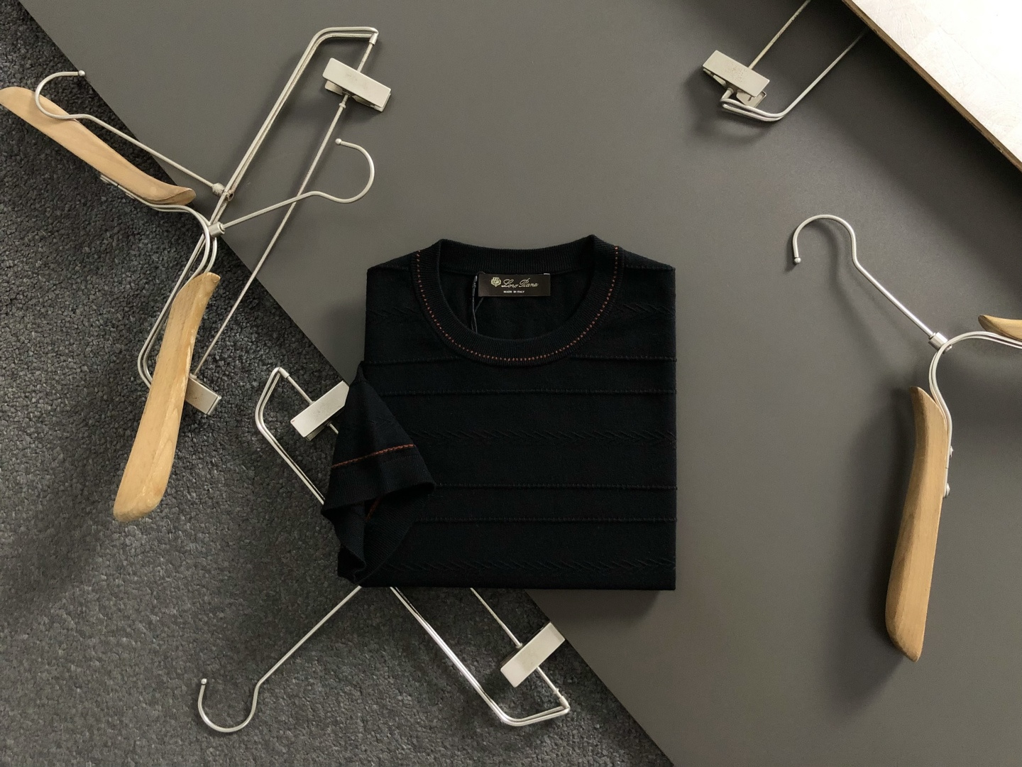 Loro piana*尺码M-xxxl 属性 2026秋冬羊毛衫 成分 羊毛衫 工艺 以老钱风条纹针法打造领口咖色线条点