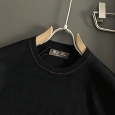 Loro piana*尺码M-xxxl 属性 2026秋冬羊毛衫 成分 羊毛衫 工艺 以老钱风条纹针法打造领口咖色线条点 Loro piana*尺码M-xxxl 属性 2026秋冬羊毛衫 成分 羊毛衫 工艺 以老钱风条纹针法打造领口咖色线条点