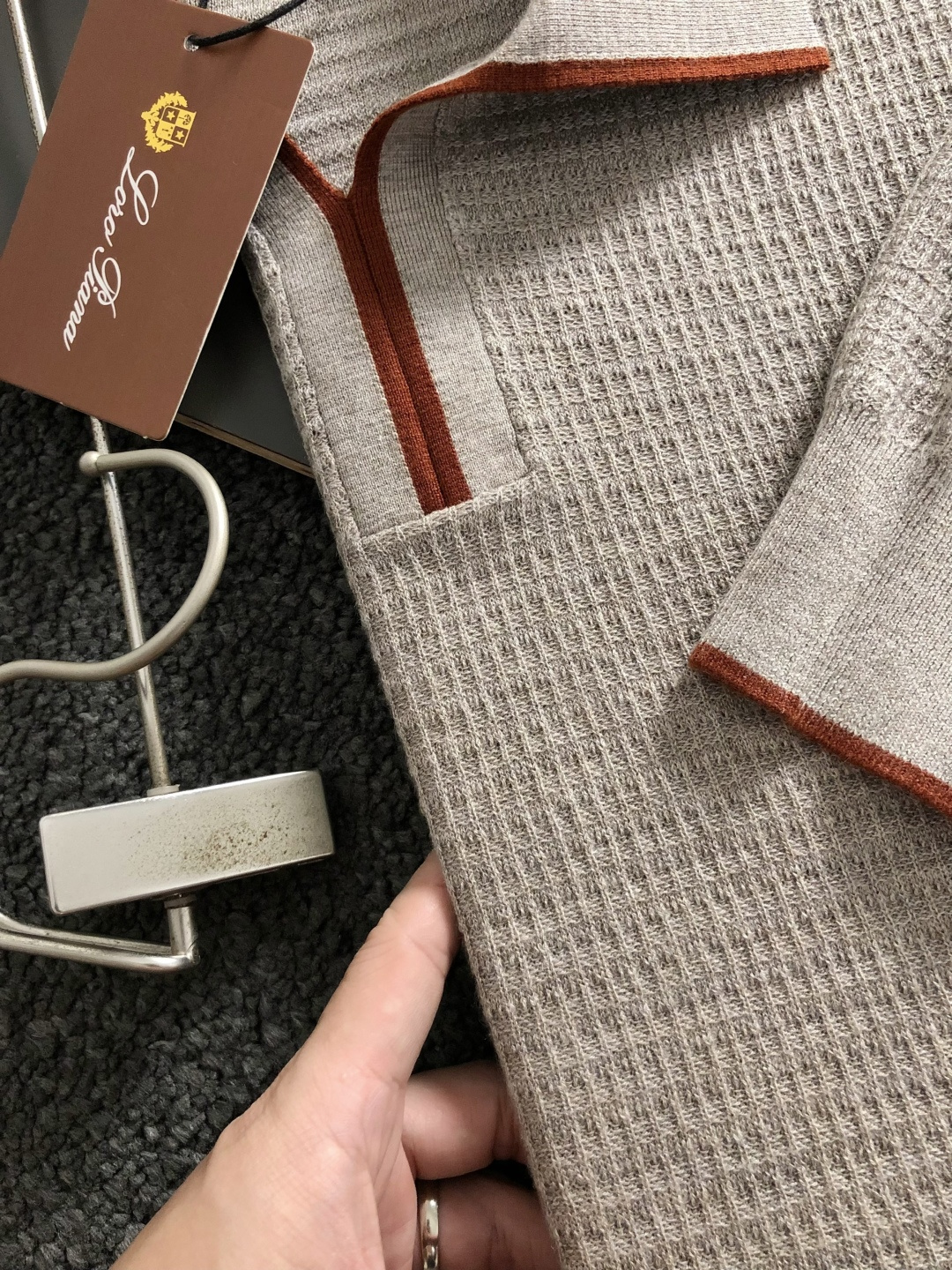 Loro piana*尺码M-xxxl 属性 2026秋冬羊毛衫 成分 羊毛衫 工艺 以老钱风剪刀领撞色翻领针为视觉主调 Loro piana*尺码M-xxxl 属性 2026秋冬羊毛衫 成分 羊毛衫 工艺 以老钱风剪刀领撞色翻领针为视觉主调