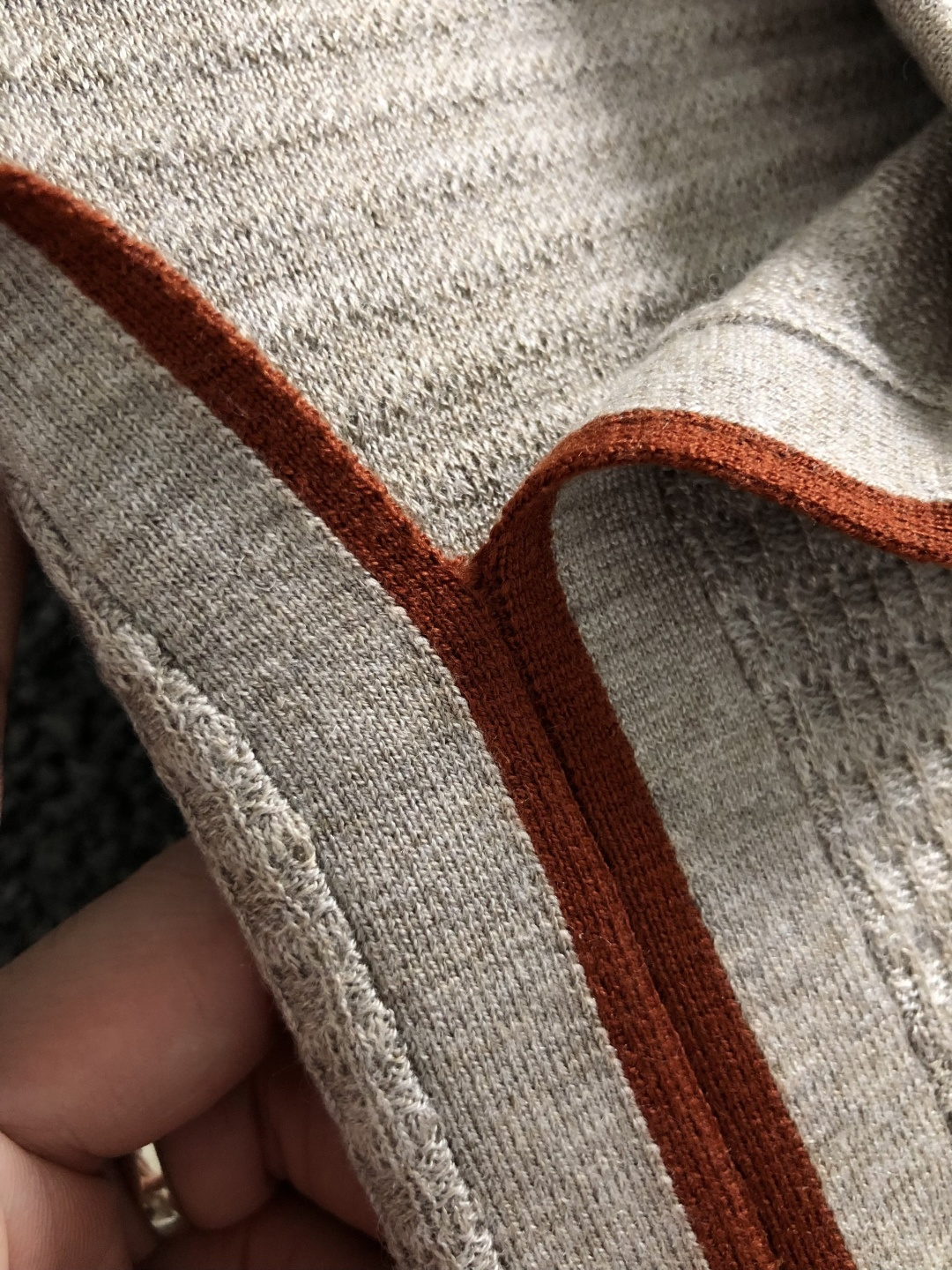 Loro piana*尺码M-xxxl 属性 2026秋冬羊毛衫 成分 羊毛衫 工艺 以老钱风剪刀领撞色翻领针为视觉主调 Loro piana*尺码M-xxxl 属性 2026秋冬羊毛衫 成分 羊毛衫 工艺 以老钱风剪刀领撞色翻领针为视觉主调