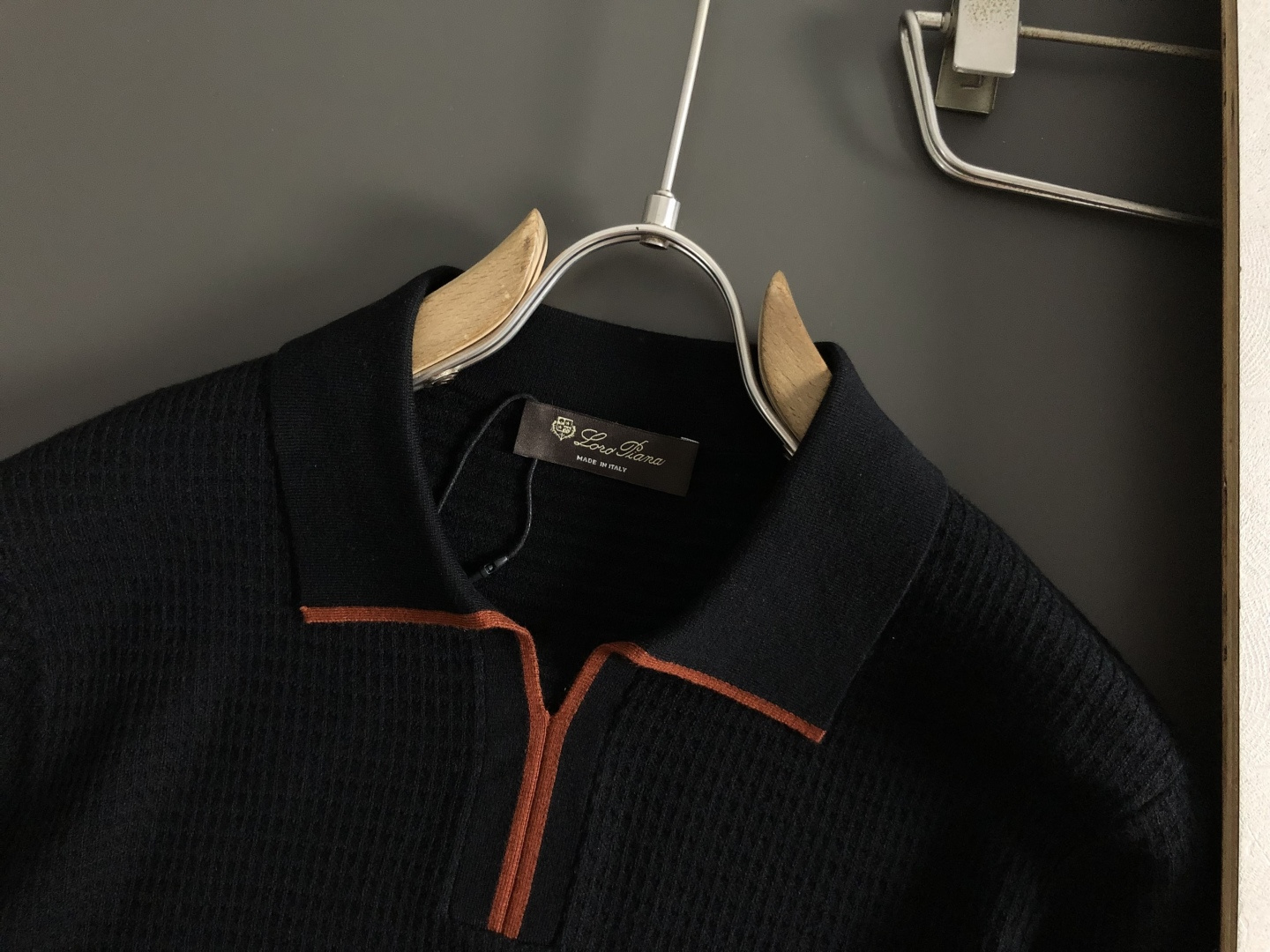 Loro piana*尺码M-xxxl 属性 2026秋冬羊毛衫 成分 羊毛衫 工艺 以老钱风剪刀领撞色翻领针为视觉主调 Loro piana*尺码M-xxxl 属性 2026秋冬羊毛衫 成分 羊毛衫 工艺 以老钱风剪刀领撞色翻领针为视觉主调