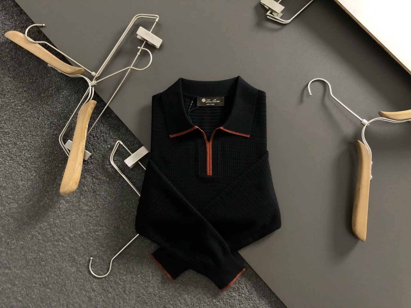 Loro piana*尺码M-xxxl 属性 2026秋冬羊毛衫 成分 羊毛衫 工艺 以老钱风剪刀领撞色翻领针为视觉主调