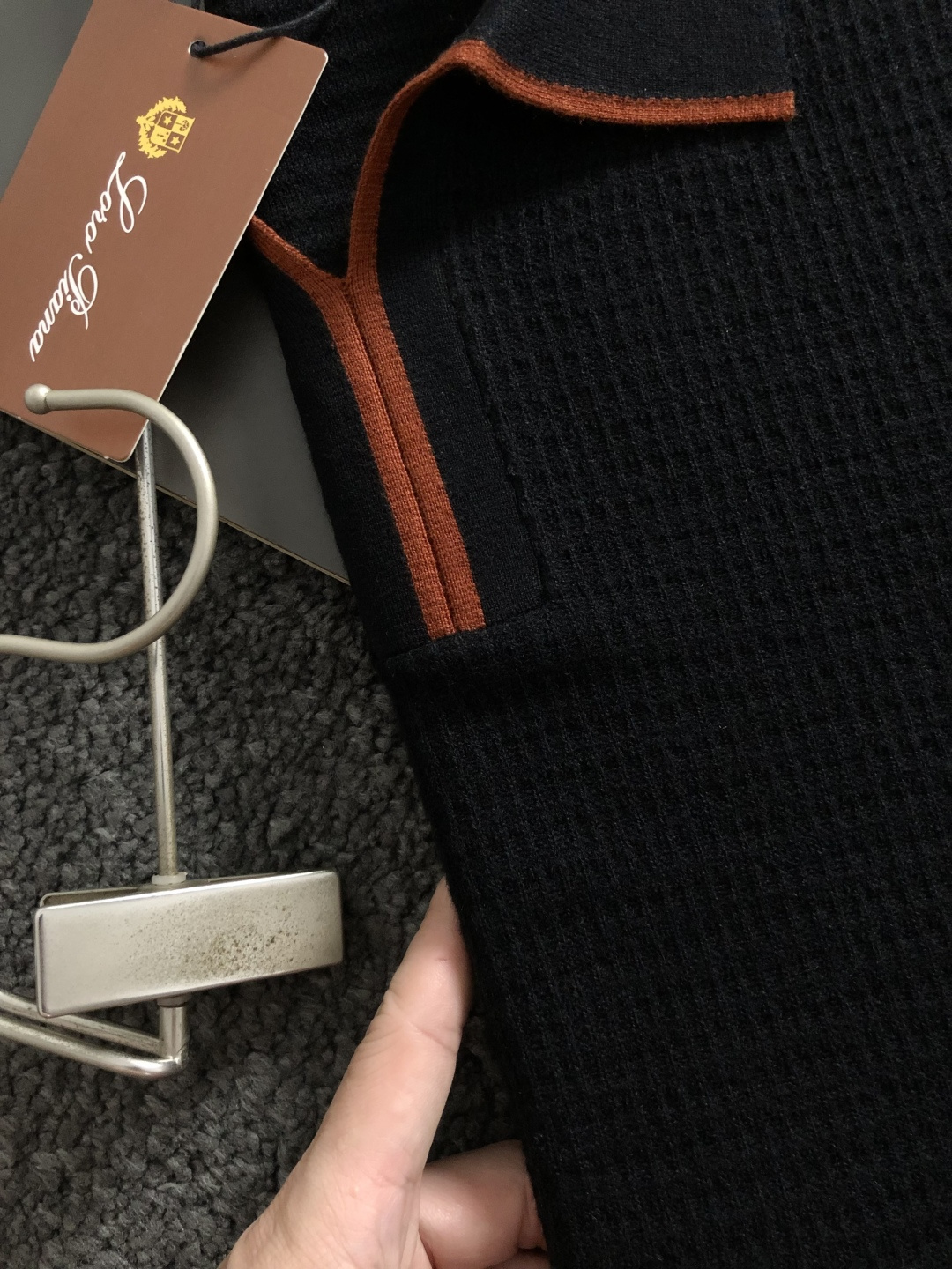 Loro piana*尺码M-xxxl 属性 2026秋冬羊毛衫 成分 羊毛衫 工艺 以老钱风剪刀领撞色翻领针为视觉主调 Loro piana*尺码M-xxxl 属性 2026秋冬羊毛衫 成分 羊毛衫 工艺 以老钱风剪刀领撞色翻领针为视觉主调