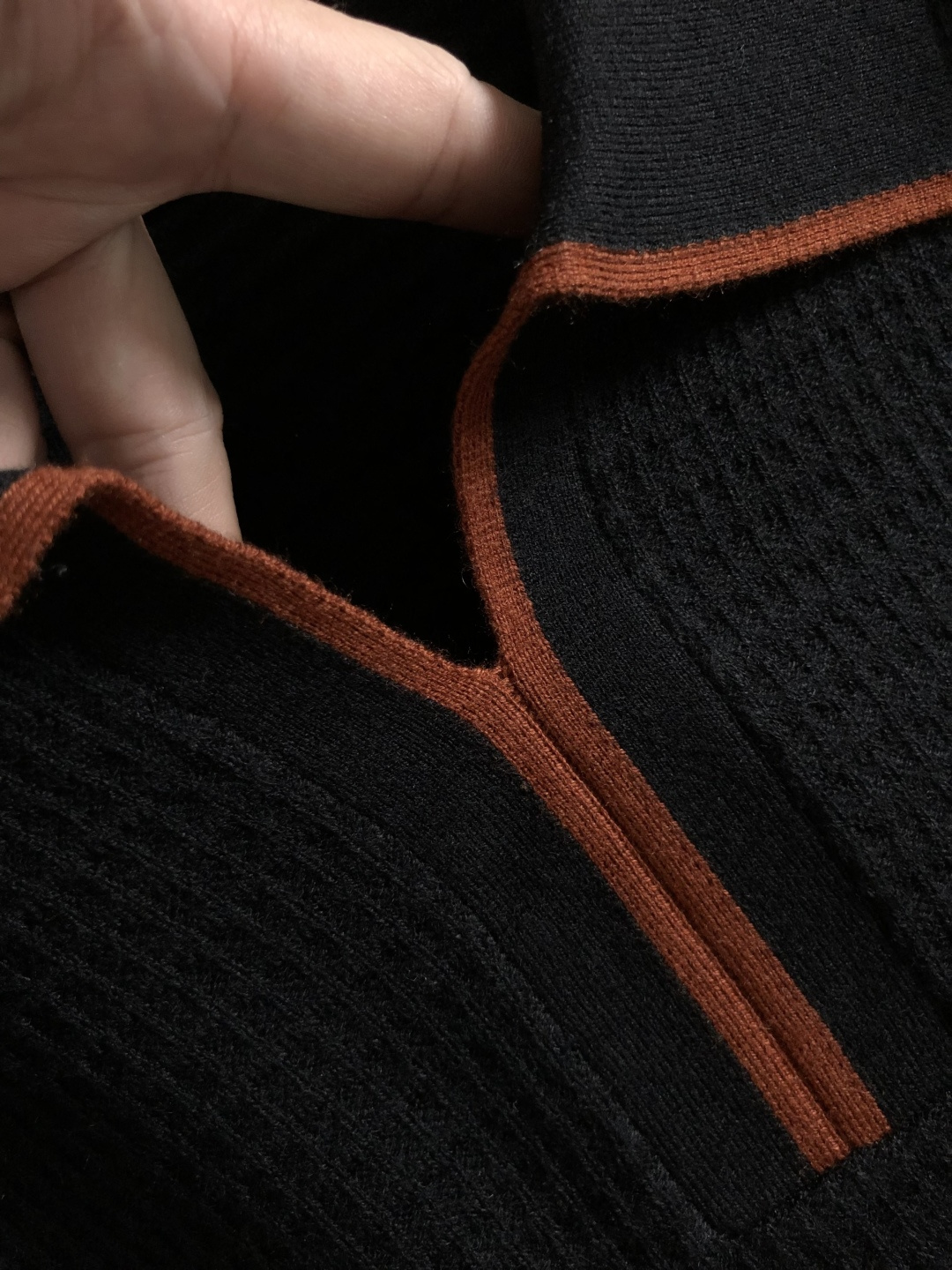 Loro piana*尺码M-xxxl 属性 2026秋冬羊毛衫 成分 羊毛衫 工艺 以老钱风剪刀领撞色翻领针为视觉主调 Loro piana*尺码M-xxxl 属性 2026秋冬羊毛衫 成分 羊毛衫 工艺 以老钱风剪刀领撞色翻领针为视觉主调