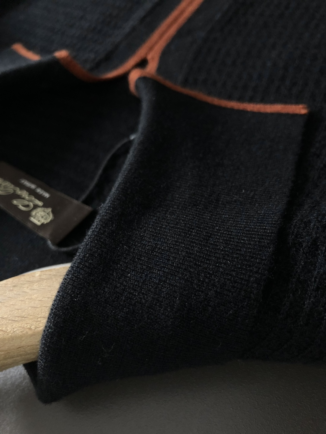 Loro piana*尺码M-xxxl 属性 2026秋冬羊毛衫 成分 羊毛衫 工艺 以老钱风剪刀领撞色翻领针为视觉主调 Loro piana*尺码M-xxxl 属性 2026秋冬羊毛衫 成分 羊毛衫 工艺 以老钱风剪刀领撞色翻领针为视觉主调