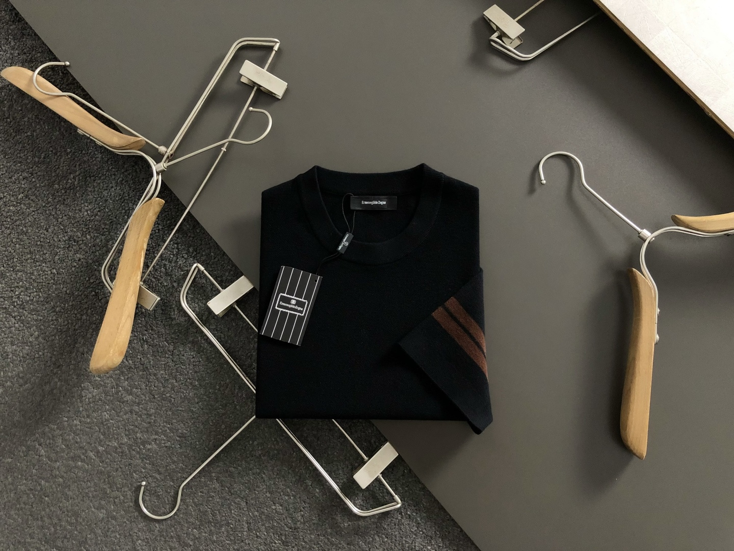 Zeg*尺码M-xxxl 属性 2026秋冬羊毛衫 成分 羊毛衫 工艺 以纯色百搭经典款袖口黑咖撞色提花为视觉主调，休闲