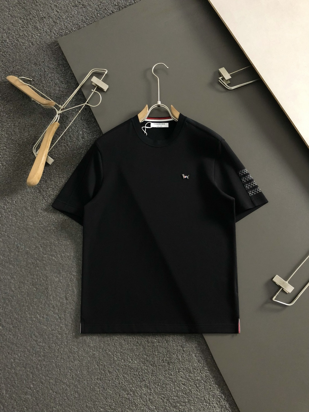 TB*尺码M-xxxl 属性 2026秋冬卫衣短袖 成分  工艺 以领口撞色提花融合胸前小狗logo搭配经典三杠为视觉主