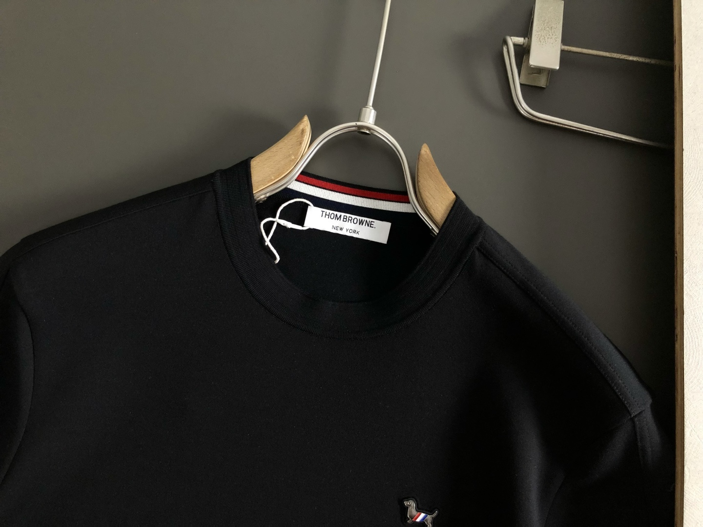 TB*尺码M-xxxl 属性 2026秋冬卫衣短袖 成分  工艺 以领口撞色提花融合胸前小狗logo搭配经典三杠为视觉主