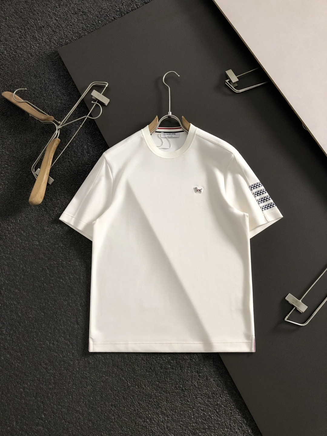 TB*尺码M-xxxl 属性 2026秋冬卫衣短袖 成分  工艺 以领口撞色提花融合胸前小狗logo搭配经典三杠为视觉主