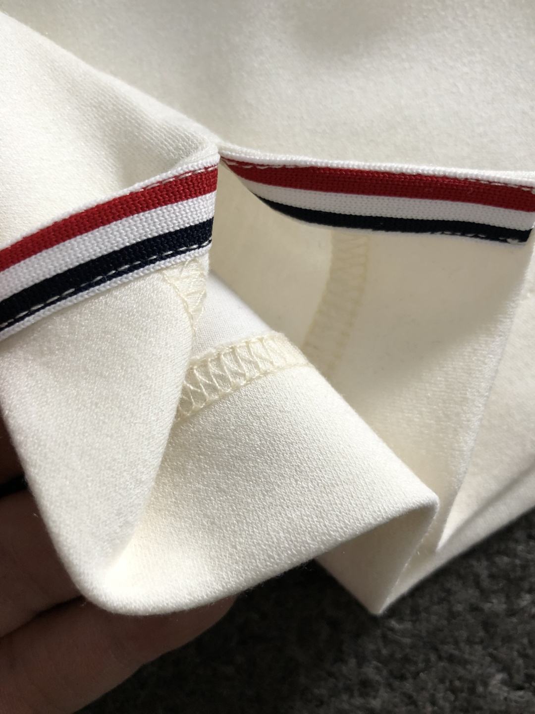 TB*尺码M-xxxl 属性 2026秋冬卫衣短袖 成分  工艺 以领口撞色提花融合胸前小狗logo搭配经典三杠为视觉主