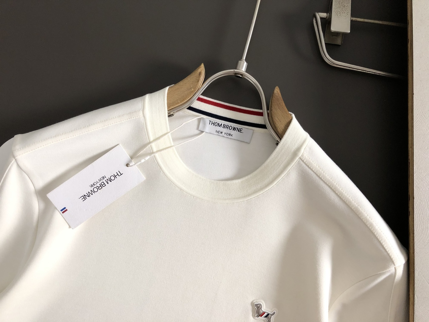 TB*尺码M-xxxl 属性 2026秋冬卫衣短袖 成分  工艺 以领口撞色提花融合胸前小狗logo搭配经典三杠为视觉主