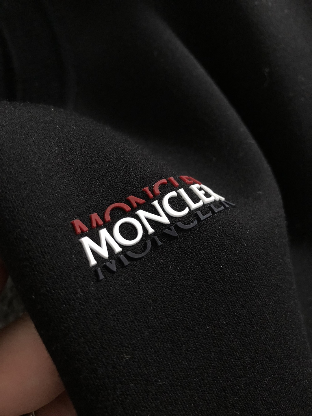 Mon*尺码M-xxxl 属性 2026秋冬卫衣 成分  工艺 以胸前立体3色排列字母刺绣，双肩织带拼接肩部绣羊毛标为视