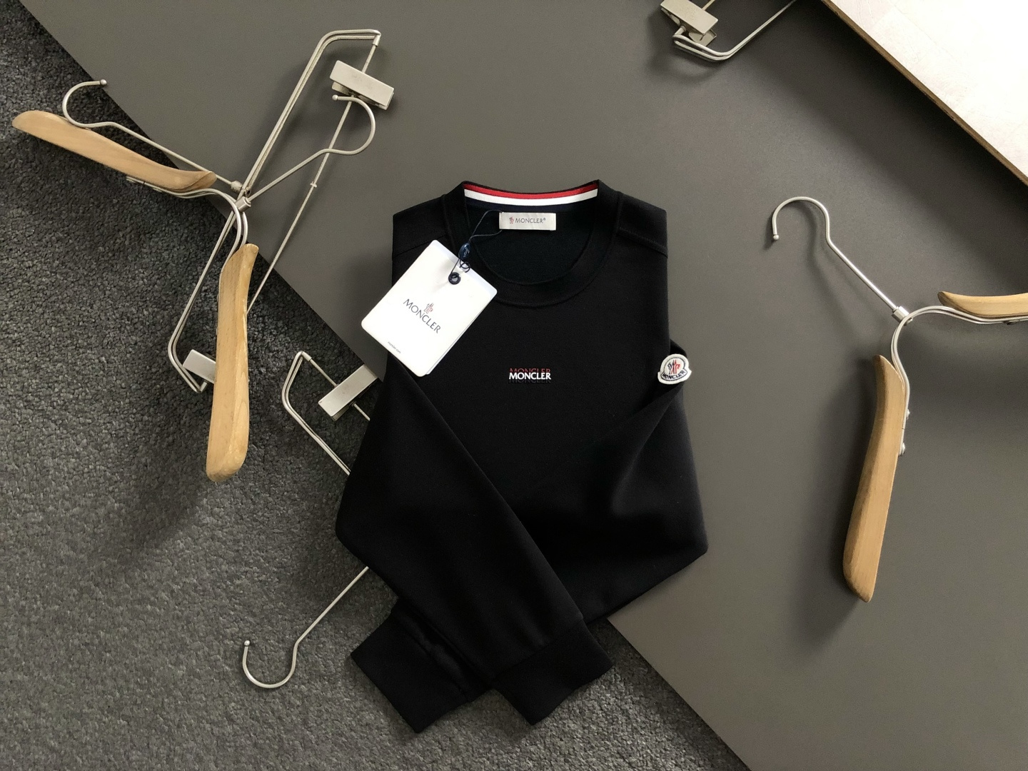 Mon*尺码M-xxxl 属性 2026秋冬卫衣 成分 工艺 以胸前立体3色排列字母刺绣,双肩织带拼接肩部绣羊毛标为视 Mon*尺码M-xxxl 属性 2026秋冬卫衣 成分 工艺 以胸前立体3色排列字母刺绣,双肩织带拼接肩部绣羊毛标为视