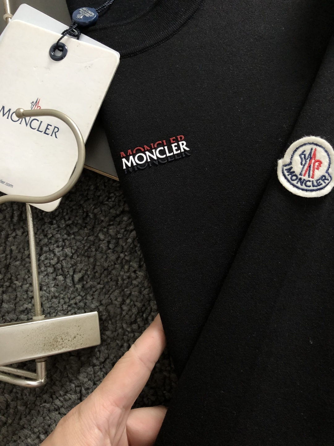 Mon*尺码M-xxxl 属性 2026秋冬卫衣 成分  工艺 以胸前立体3色排列字母刺绣，双肩织带拼接肩部绣羊毛标为视
