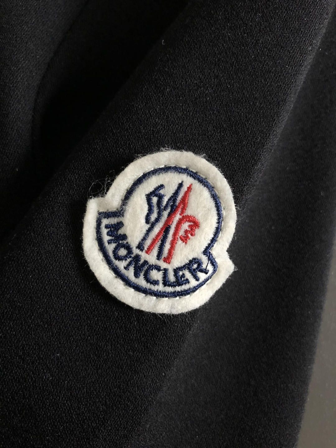 Mon*尺码M-xxxl 属性 2026秋冬卫衣 成分  工艺 以胸前立体3色排列字母刺绣，双肩织带拼接肩部绣羊毛标为视