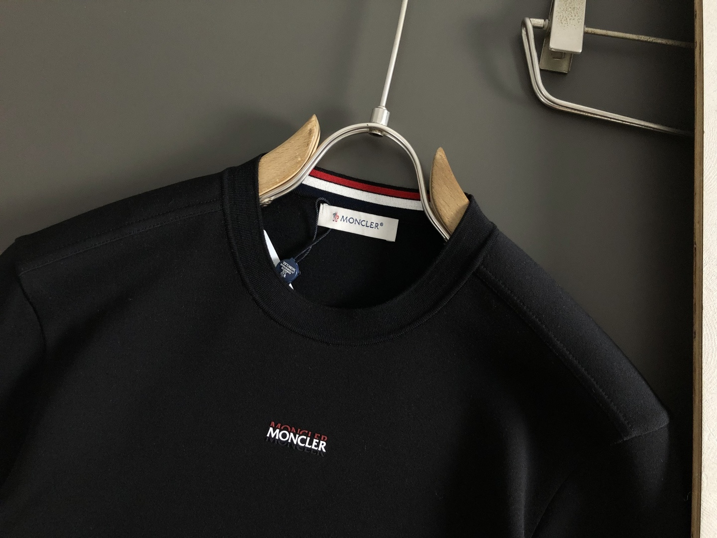 Mon*尺码M-xxxl 属性 2026秋冬卫衣 成分  工艺 以胸前立体3色排列字母刺绣，双肩织带拼接肩部绣羊毛标为视
