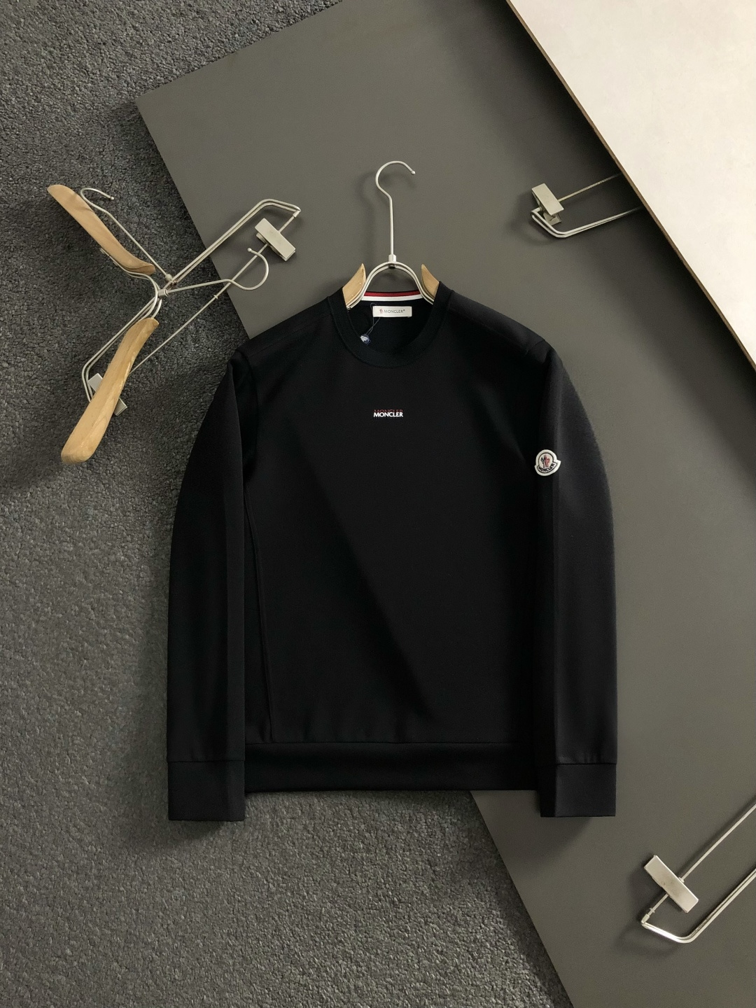 Mon*尺码M-xxxl 属性 2026秋冬卫衣 成分  工艺 以胸前立体3色排列字母刺绣，双肩织带拼接肩部绣羊毛标为视