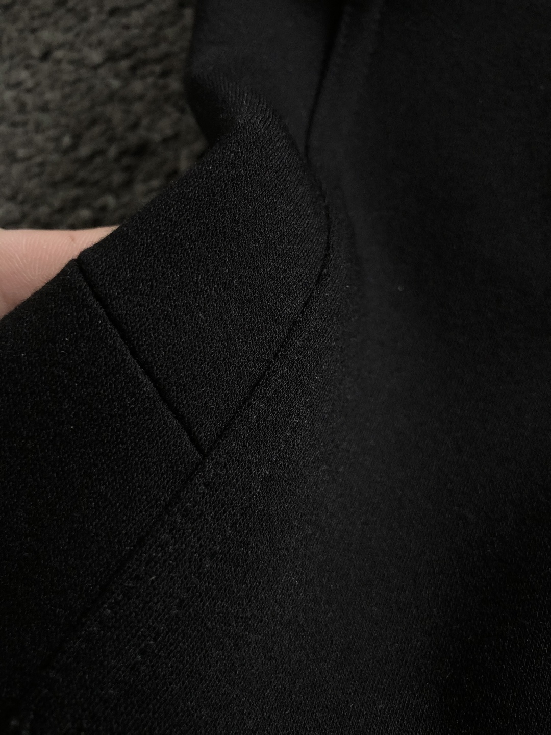 Mon*尺码M-xxxl 属性 2026秋冬卫衣 成分  工艺 以胸前立体3色排列字母刺绣，双肩织带拼接肩部绣羊毛标为视