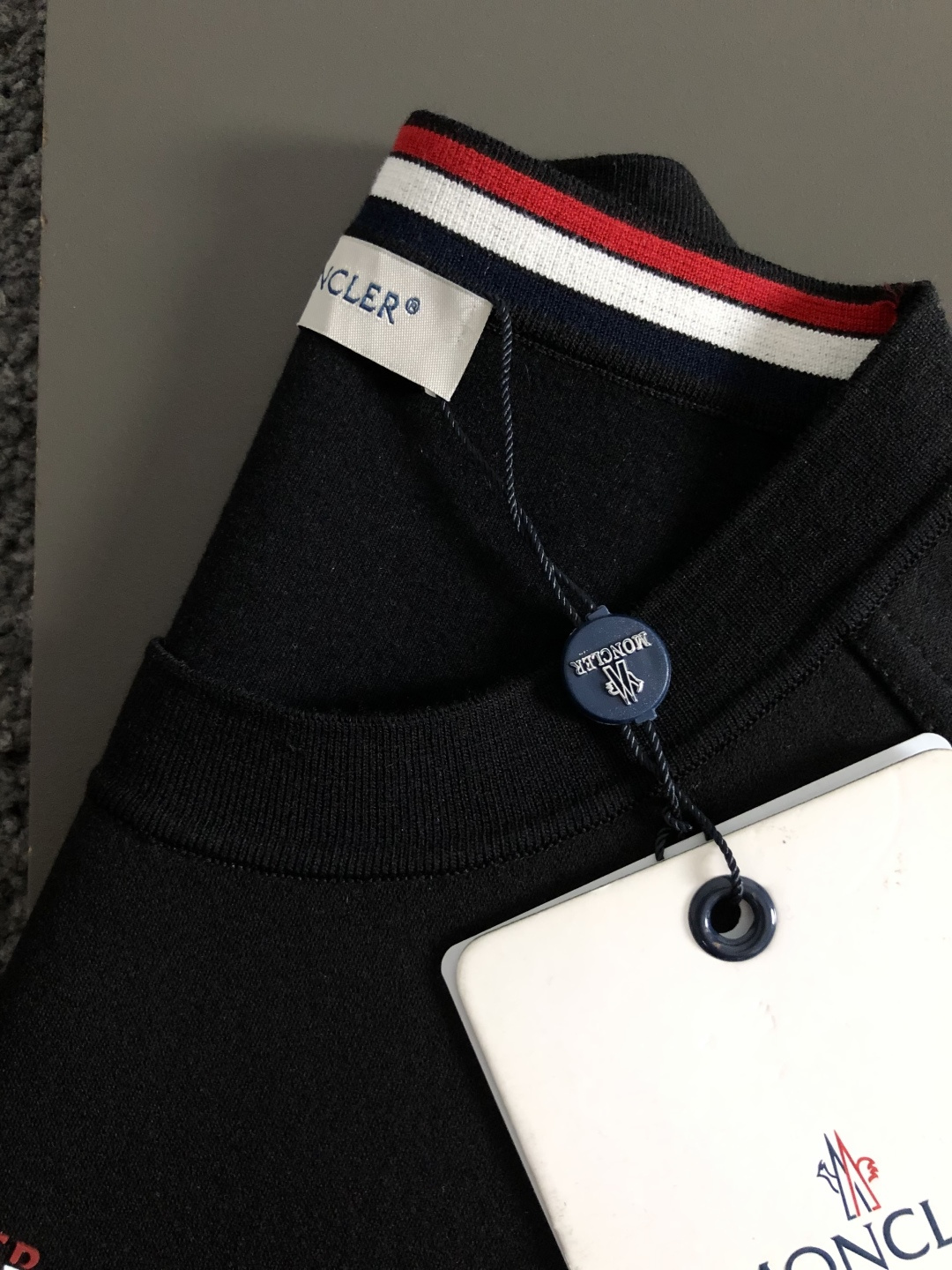 Mon*尺码M-xxxl 属性 2026秋冬卫衣 成分  工艺 以胸前立体3色排列字母刺绣，双肩织带拼接肩部绣羊毛标为视