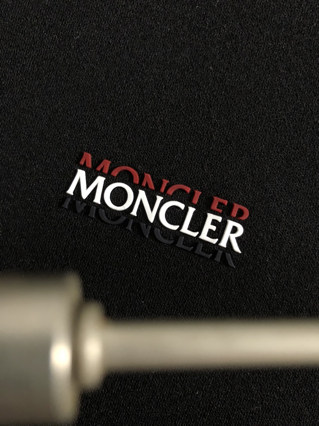 Mon*尺码M-xxxl 属性 2026秋冬卫衣 成分  工艺 以胸前立体3色排列字母刺绣，双肩织带拼接肩部绣羊毛标为视