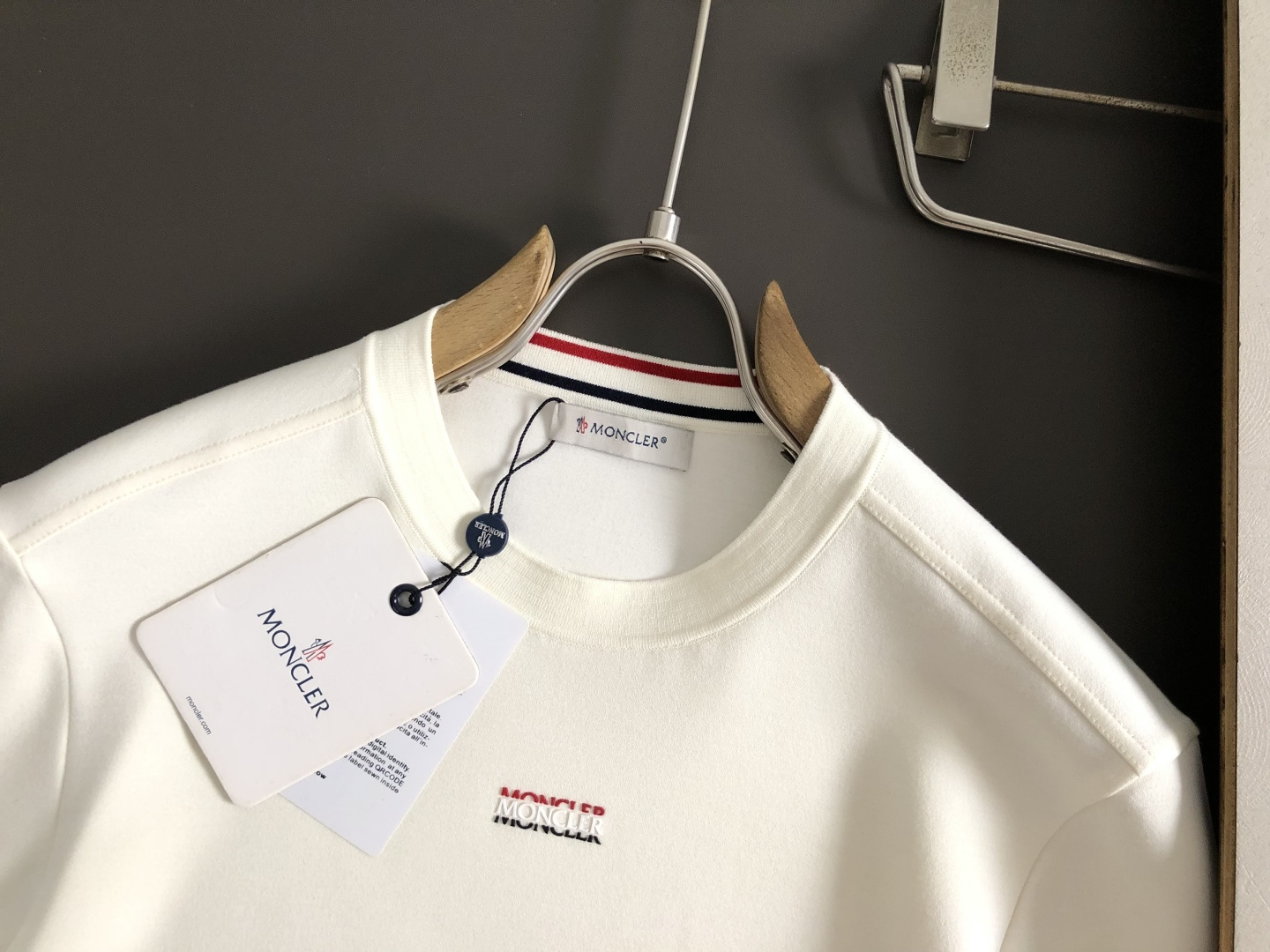 Mon*尺码M-xxxl 属性 2026秋冬卫衣 成分  工艺 以胸前立体3色排列字母刺绣，双肩织带拼接肩部绣羊毛标为视