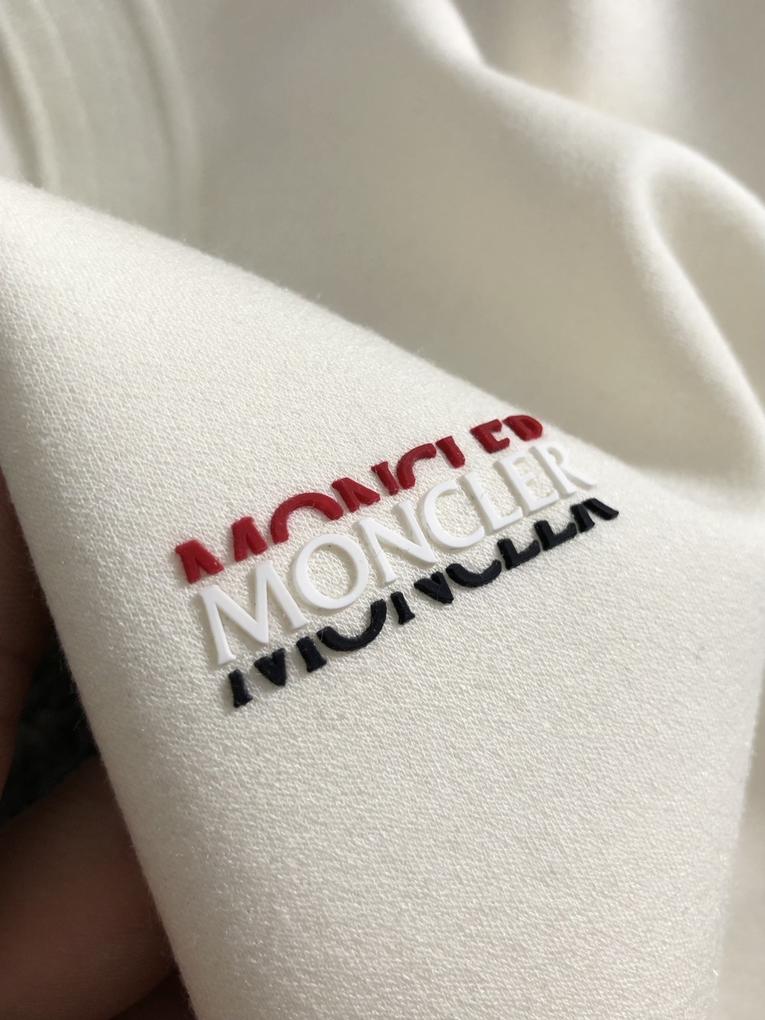 Mon*尺码M-xxxl 属性 2026秋冬卫衣 成分  工艺 以胸前立体3色排列字母刺绣，双肩织带拼接肩部绣羊毛标为视