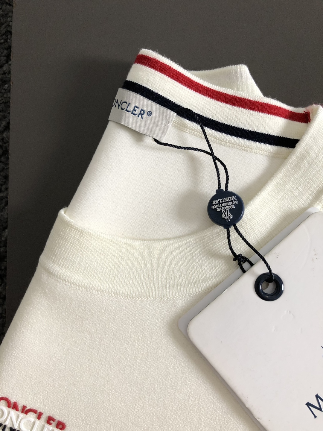 Mon*尺码M-xxxl 属性 2026秋冬卫衣 成分  工艺 以胸前立体3色排列字母刺绣，双肩织带拼接肩部绣羊毛标为视