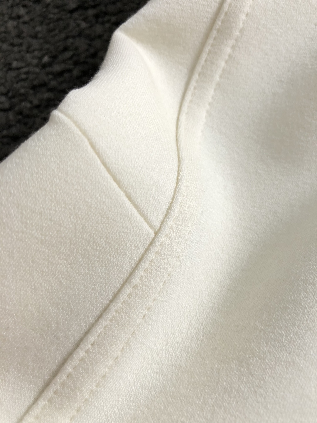 Mon*尺码M-xxxl 属性 2026秋冬卫衣 成分  工艺 以胸前立体3色排列字母刺绣，双肩织带拼接肩部绣羊毛标为视