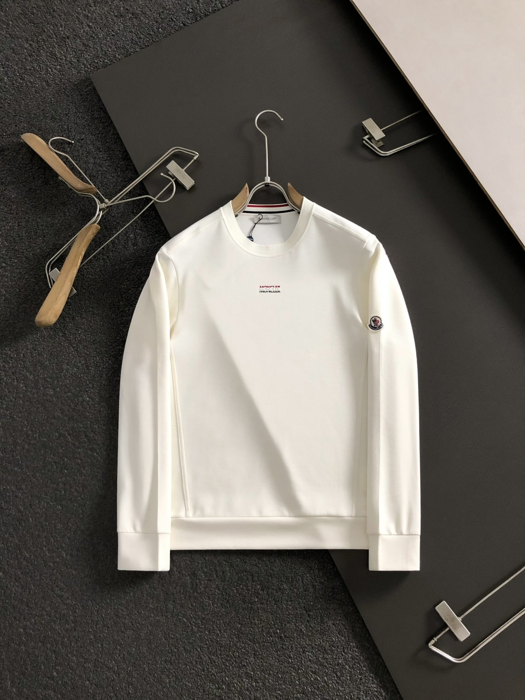 Mon*尺码M-xxxl 属性 2026秋冬卫衣 成分  工艺 以胸前立体3色排列字母刺绣，双肩织带拼接肩部绣羊毛标为视
