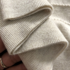 Loro piana*尺码M-xxxl 属性 2026秋冬羊毛衫 成分 羊毛衫 工艺 以老钱风条纹针法打造领口咖色线条点 Loro piana*尺码M-xxxl 属性 2026秋冬羊毛衫 成分 羊毛衫 工艺 以老钱风条纹针法打造领口咖色线条点