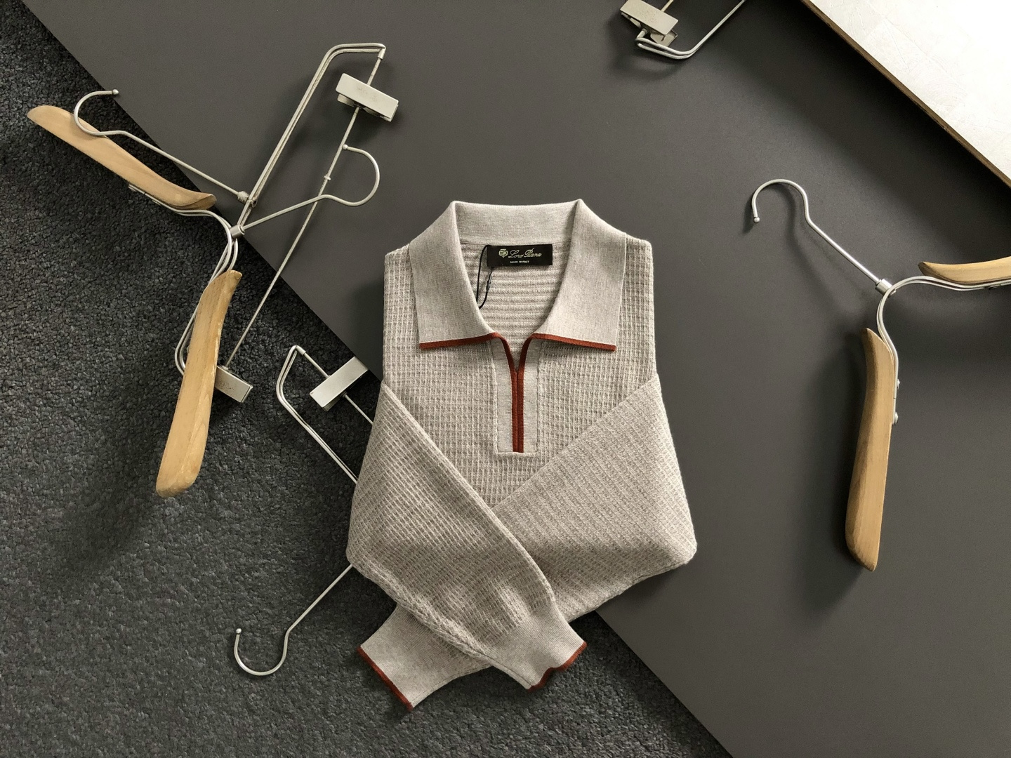 Loro piana*尺码M-xxxl 属性 2026秋冬羊毛衫 成分 羊毛衫 工艺 以老钱风剪刀领撞色翻领针为视觉主调