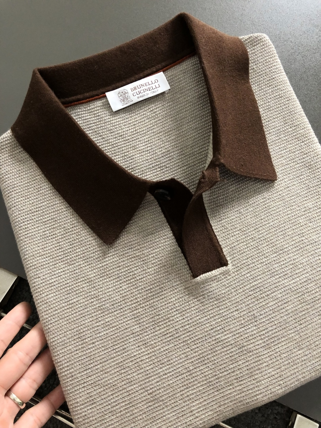 BC*尺码M-xxxl 属性 2026秋冬羊毛衫 成分 绵羊毛 工艺 以咖色撞色卡其色翻领搭配细腻针法为视觉主调，老钱休