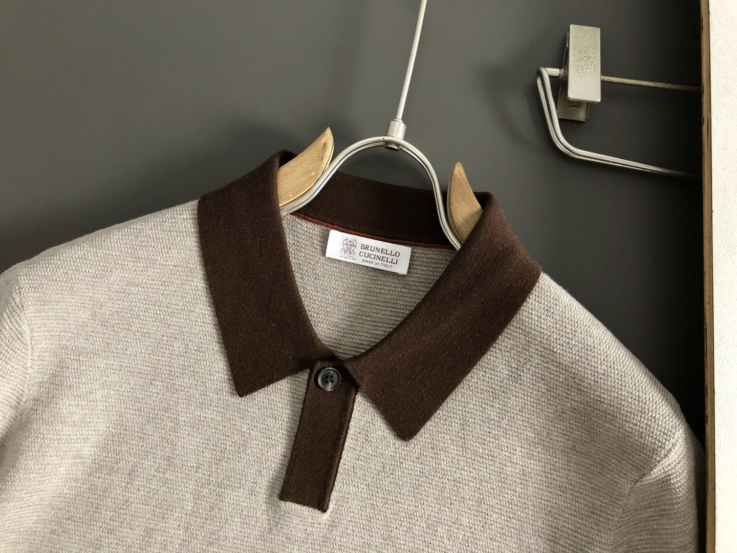 BC*尺码M-xxxl 属性 2026秋冬羊毛衫 成分 绵羊毛 工艺 以咖色撞色卡其色翻领搭配细腻针法为视觉主调，老钱休