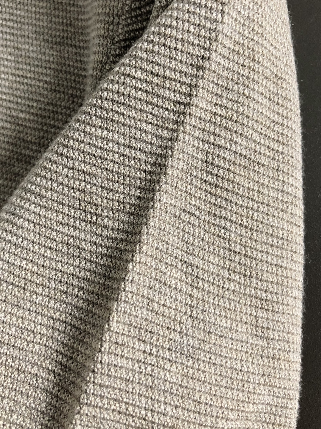 BC*尺码M-xxxl 属性 2026秋冬羊毛衫 成分 绵羊毛 工艺 以咖色撞色卡其色翻领搭配细腻针法为视觉主调，老钱休