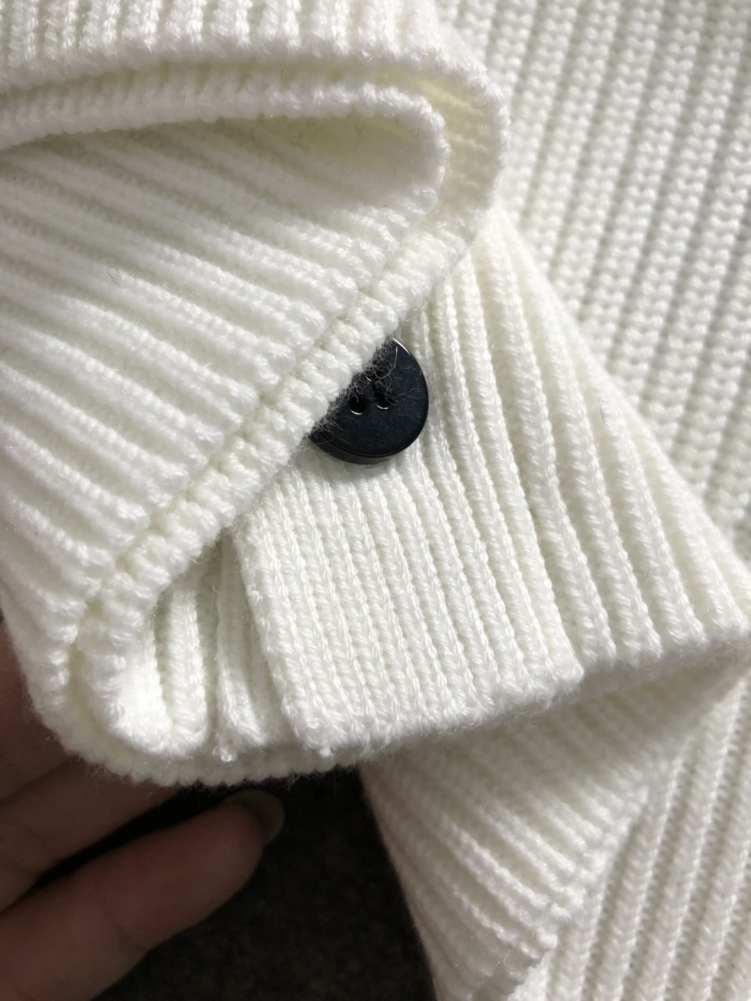 Mon*尺码S-xl(少量xxl) 属性 2026秋冬羊毛衫 成分 羊毛衫 工艺 以黑色皮标融合粗针纽扣开衫内里可多样性