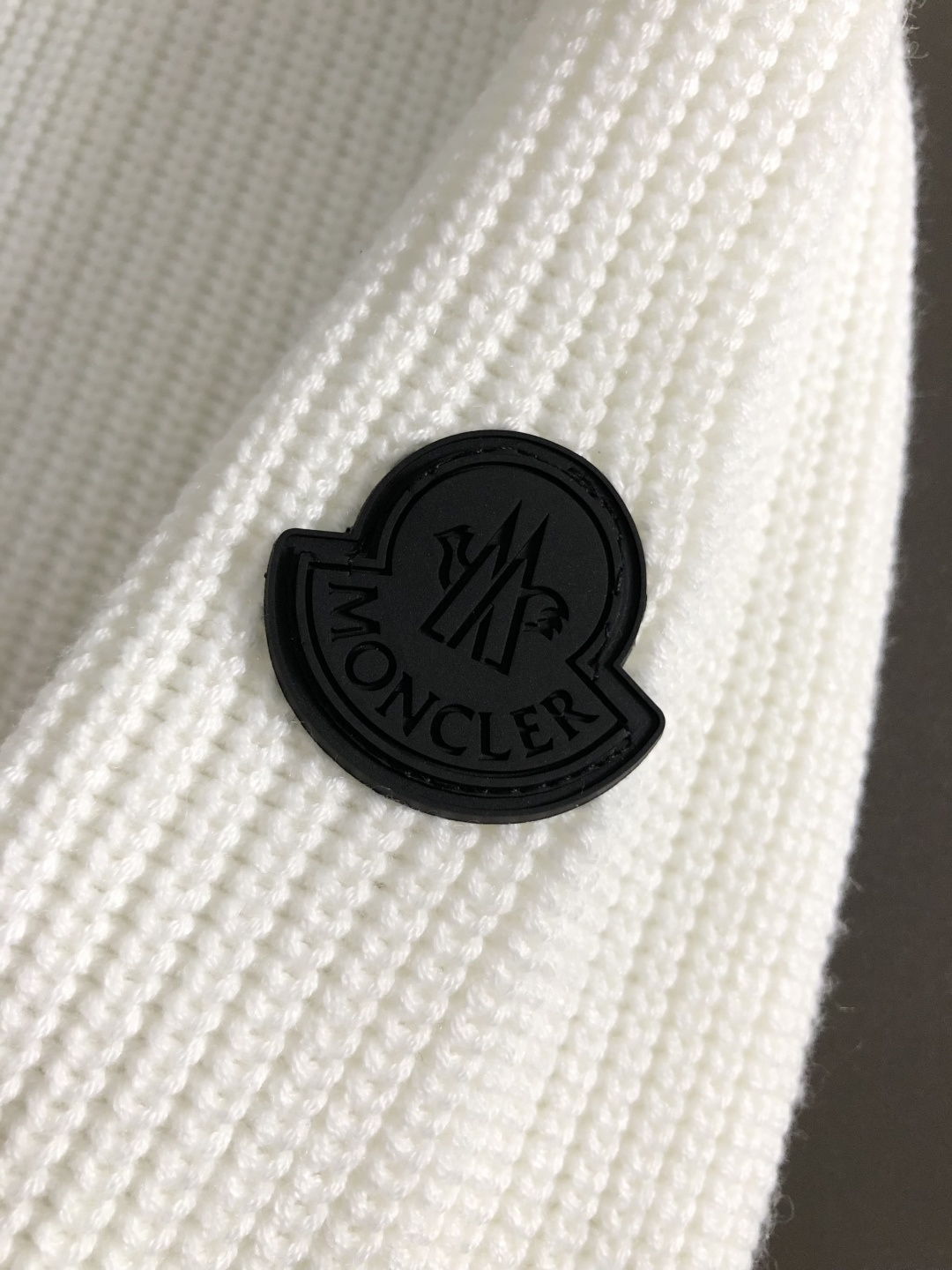 Mon*尺码S-xl(少量xxl) 属性 2026秋冬羊毛衫 成分 羊毛衫 工艺 以黑色皮标融合粗针纽扣开衫内里可多样性
